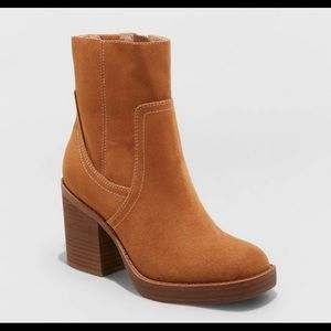 BRAND NEW!! NWT. Target Universal Thread - Lilyan Platform Boots size 7